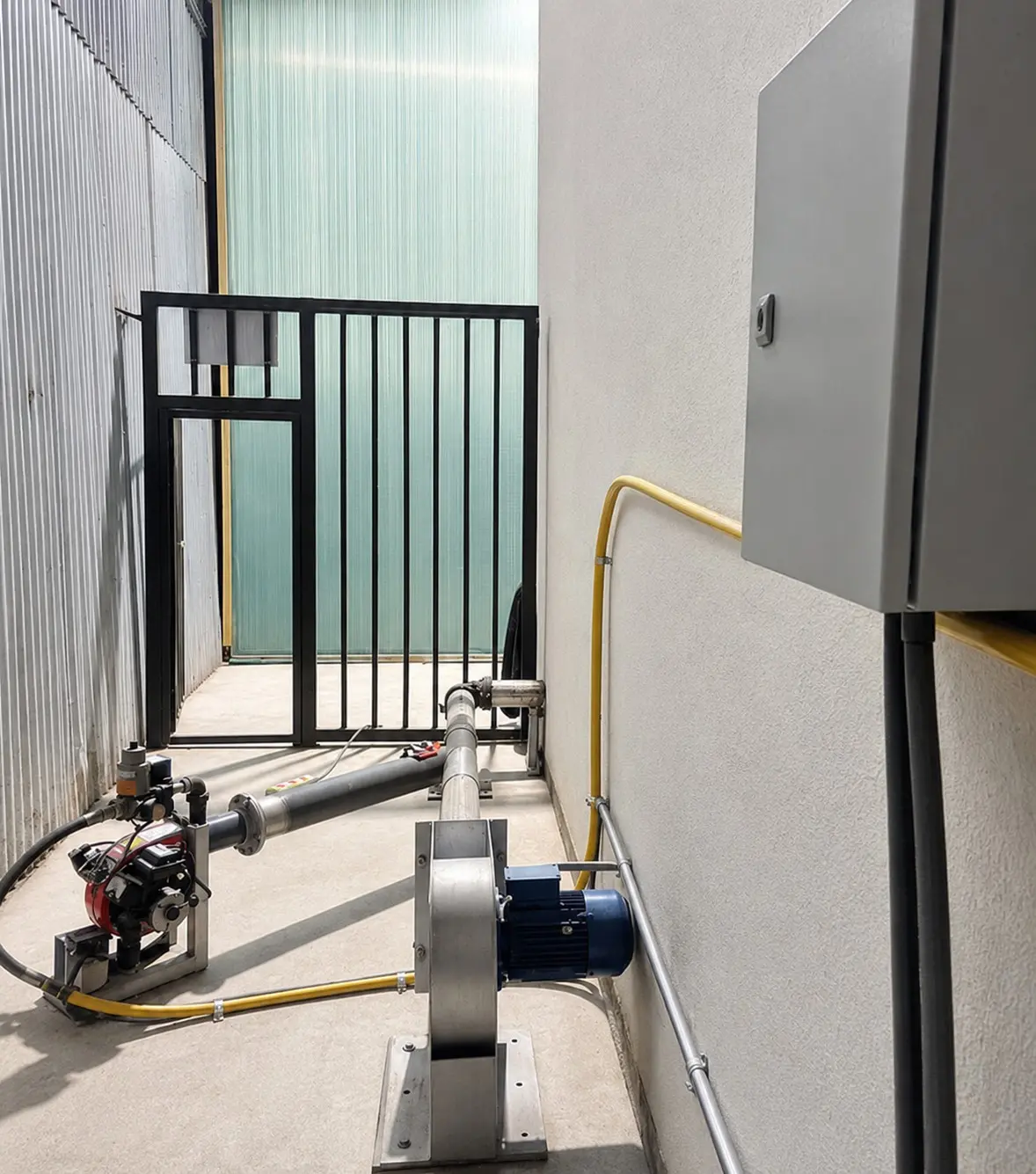 Instalación exterior del caldero con soplador y tablero eléctrico