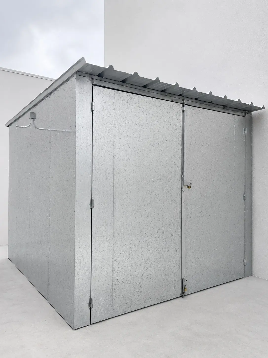 Cámara cerrada de acero galvanizado con techo a dos aguas y puertas